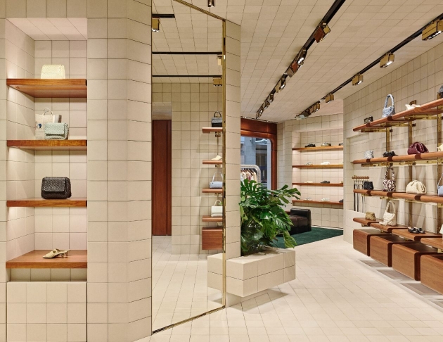 <h8>設計靈感</h8>Bottega Veneta 如何用石材，建立一種「有重量」的奢華？