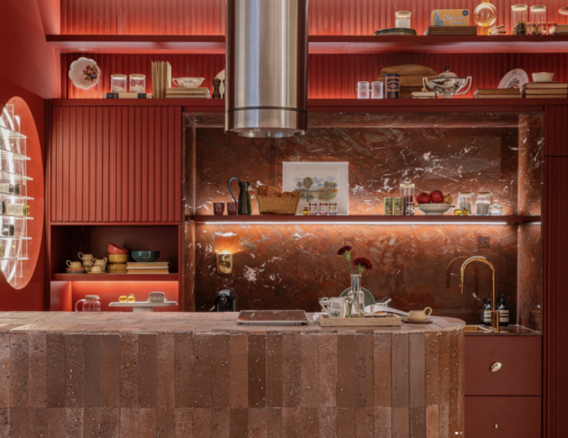 <h8>設計靈感</h8>Gucci 全球專櫃指定用石，顛覆印象紅色浪潮