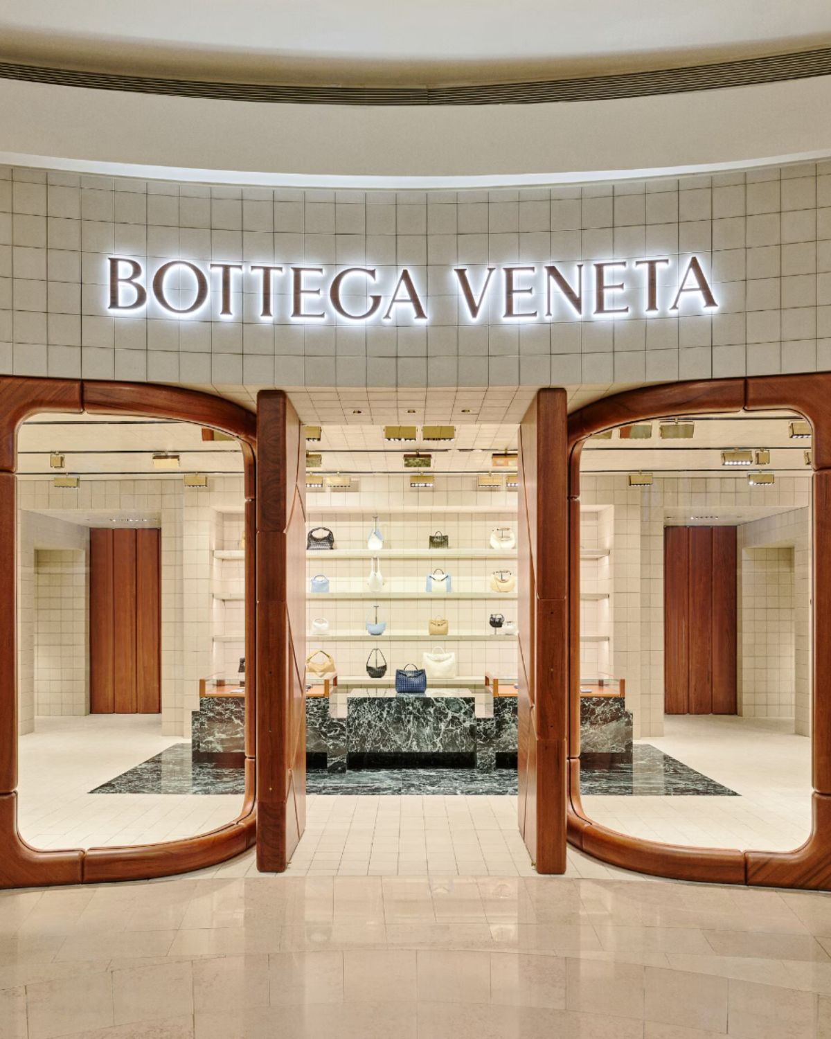 <h8>設計靈感</h8>Bottega Veneta 如何用石材，建立一種「有重量」的奢華？