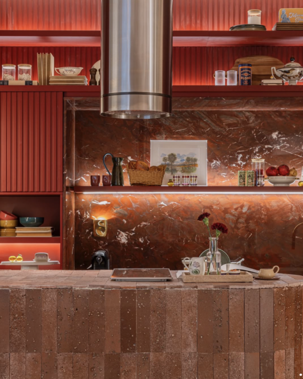 <h8>設計靈感</h8>Gucci 全球專櫃指定用石，顛覆印象紅色浪潮